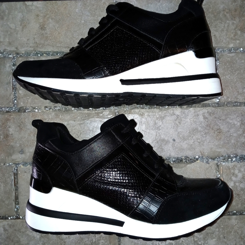 Hidden wedge tennis shoes
